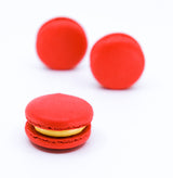 Red velvet flavoured round macaron